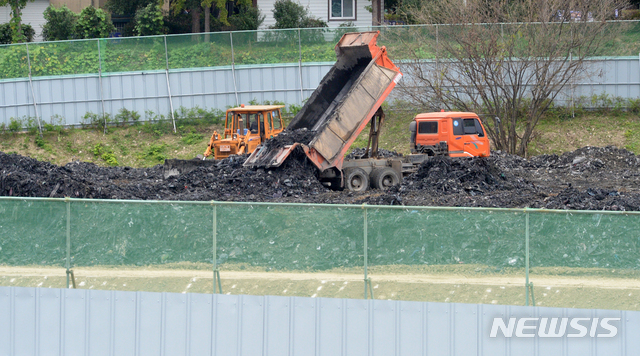 [전주=뉴시스] 김얼 기자= 전주시의 한 시공사 인부들이 지난해 10월23일 전북 전주시 완산구 서곡공원 일대 만경강의 상류인 삼천천 둔치에서 생태학습장 조성을 위해 포크레인과 트럭으로 묻혀있던 폐기물을 파내 옮기고 있다. 2019.10.23. pmkeul@newsis.com (사진은 기사 내용과 관련이 없습니다.)