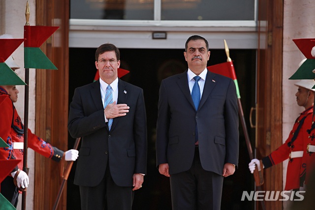 【바그다드=AP/뉴시스】이라크를 방문한 마크 에스퍼(왼쪽) 미 국방장관이 23일(현지시간) 수도 바그다드의 국방부에서 열린 환영식에 참석해 나자 알샴마리 이라크 국방장관과 국민의례를 하고 있다. 에스퍼 장관은 시리아에서 이라크로 철수한 미군 700여 명의 주둔 문제를 이라크 측과 논의할 것으로 보인다. 2019.10.23.