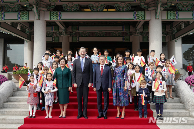 【서울=뉴시스】배훈식 기자 = 문재인 대통령이 23일 청와대 본관에서 펠리페 6세 스페인 국왕과 기념촬영을 하고 있다. 왼쪽부터 김정숙 여사, 펠리페 6세 국왕, 문 대통령, 레티시아 오르티스 로카솔라노 스페인 왕비. 2019.10.23.  dahora83@newsis.com
