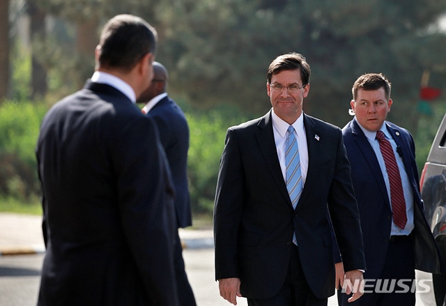 【바그다드=AP/뉴시스】마크 에스퍼 미 국방장관(오른쪽 두번째)이 23일 이라크 수도 바그다드에 도착한 모습. 2019.10.23.