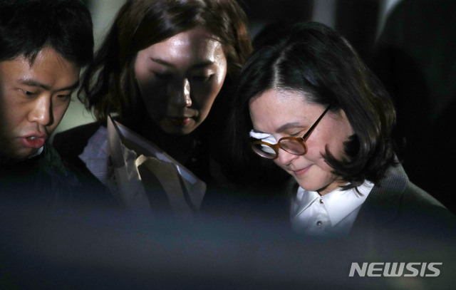 【서울=뉴시스】박미소 기자 =조국 전 법무부 장관의 부인 정경심 동양대학교 교수가 자본시장법 위반(허위신고 및 미공개정보 이용) 등 혐의에 대한 영장실질심사(구속 전 피의자 심문)를 마친 후 23일 오후 서울 서초구 서울중앙지방법원을 나서고 있다. 2019.10.23.&nbsp; misocamera@newsis.com