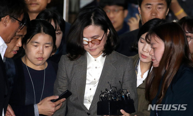 【서울=뉴시스】박미소 기자 =조국 전 법무부 장관의 부인 정경심 동양대학교 교수가 자본시장법 위반(허위신고 및 미공개정보 이용) 등 혐의에 대한 영장실질심사(구속 전 피의자 심문)를 마친 후인 지난해 10월23일 오후 서울 서초구 서울중앙지방법원을 나서고 있다. 2019.10.23. misocamera@newsis.com