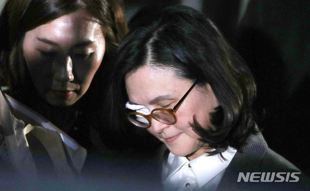 【서울=뉴시스】박미소 기자 =조국 전 법무부 장관의 부인 정경심 동양대학교 교수가 자본시장법 위반(허위신고 및 미공개정보 이용) 등 혐의에 대한 영장실질심사(구속 전 피의자 심문)를 마친 후 23일 오후 서울 서초구 서울중앙지방법원을 나서고 있다. 2019.10.23.&nbsp; misocamera@newsis.com 