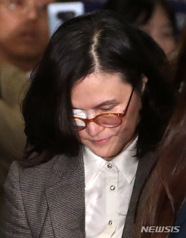 【서울=뉴시스】박미소 기자 =조국 전 법무부 장관의 부인 정경심 동양대학교 교수가 자본시장법 위반(허위신고 및 미공개정보 이용) 등 혐의에 대한 영장실질심사(구속 전 피의자 심문)를 마친 후 서울 서초구 서울중앙지방법원을 나서고 있다. 2019.10.23. misocamera@newsis.com