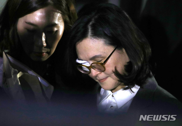 【서울=뉴시스】박미소 기자 =조국 전 법무부 장관의 부인 정경심 동양대학교 교수가 자본시장법 위반(허위신고 및 미공개정보 이용) 등 혐의에 대한 영장실질심사(구속 전 피의자 심문)를 마친 후 23일 오후 서울 서초구 서울중앙지방법원을 나서고 있다. 2019.10.23. misocamera@newsis.com