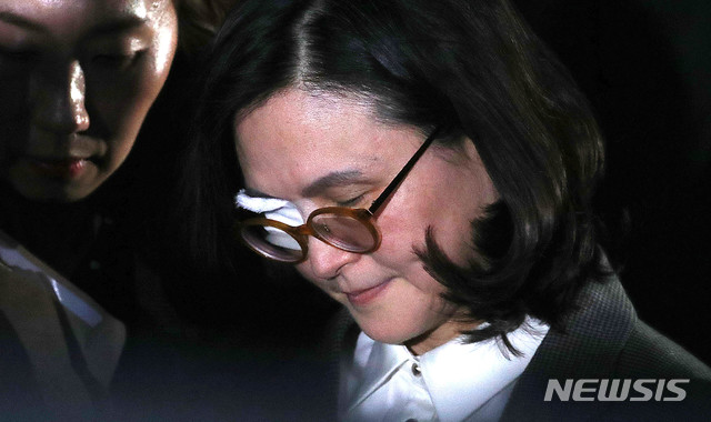 【서울=뉴시스】박미소 기자 =조국 전 법무부 장관의 부인 정경심 동양대학교 교수가 자본시장법 위반(허위신고 및 미공개정보 이용) 등 혐의에 대한 영장실질심사(구속 전 피의자 심문)를 마친 후 23일 오후 서울 서초구 서울중앙지방법원을 나서고 있다. 2019.10.23.&nbsp; misocamera@newsis.com 