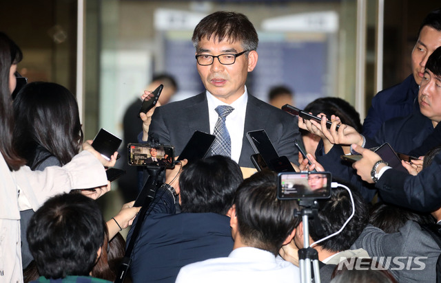 【서울=뉴시스】박미소 기자 = 정경심 동양대 교수 변호인 김칠준 변호사가 정 교수의 자본시장법 위반(허위신고 및 미공개정보 이용) 등 혐의에 대한 영장실질심사(구속 전 피의자 심문)를 마친 후 23일 오후 서울 서초구 서울중앙지방법원을 나서며 취재진의 질문에 답하고 있다. 2019.10.23. misocamera@newsis.com