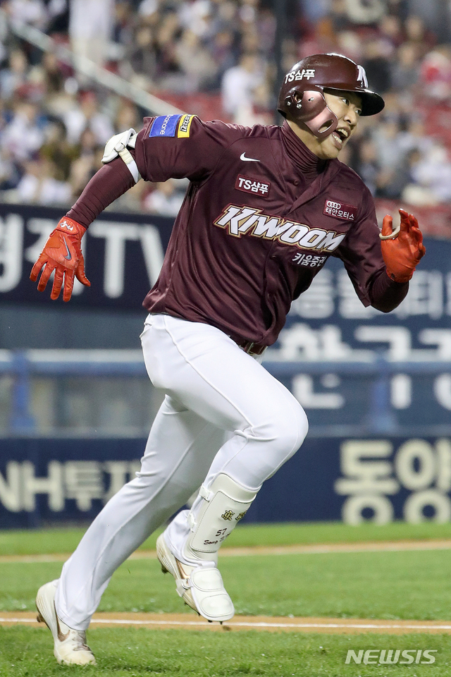 【서울=뉴시스】 김병문 기자 = 2019 프로야구 한국시리즈 2차전 두산과 키움의 경기가 열린 23일 오후 서울 송파구 잠실야구장에서 2회초 무사 주자 없는 상황 키움 송성문이 우익수 오른쪽 3루타를 날린 후 진루하고 있다. 2019.10.23. dadazon@newsis.com
