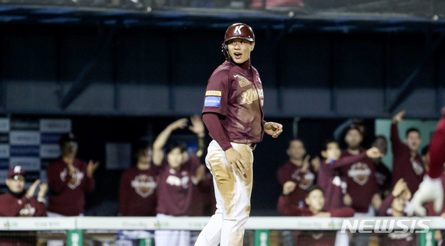 【서울=뉴시스】 김병문 기자 = 2019 프로야구 한국시리즈 2차전 두산과 키움의 경기가 열린 23일 오후 서울 송파구 잠실야구장에서 2회초 무사 1, 3루 상황 키움 김혜성의 희생플라이 때 홈인한 3루주자 송성문이 기뻐하고 있다. 2019.10.23. dadazon@newsis.com