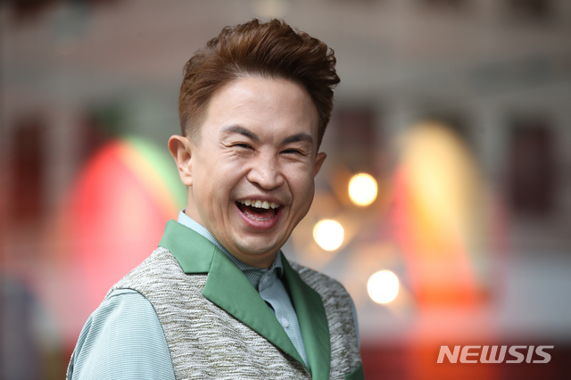 【서울=뉴시스】조수정 기자 = '어나더 뉴 스타트(Another New Start)' 등의 앨범을 발표하며 트로트 가수로 활동중인 개그맨 조원석이 23일 서울 중구 충무로 뉴시스 본사에서 인터뷰 한 뒤 포즈를 취하고 있다. 2019.10.24.chocrystal@newsis.com