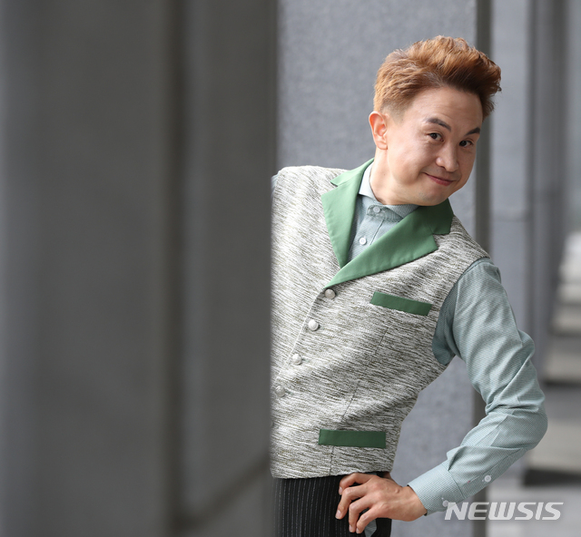 【서울=뉴시스】조수정 기자 = '어나더 뉴 스타트(Another New Start)' 등의 앨범을 발표하며 트로트 가수로 활동중인 개그맨 조원석이 23일 서울 중구 충무로 뉴시스 본사에서 인터뷰 한 뒤 포즈를 취하고 있다. 2019.10.24.chocrystal@newsis.com