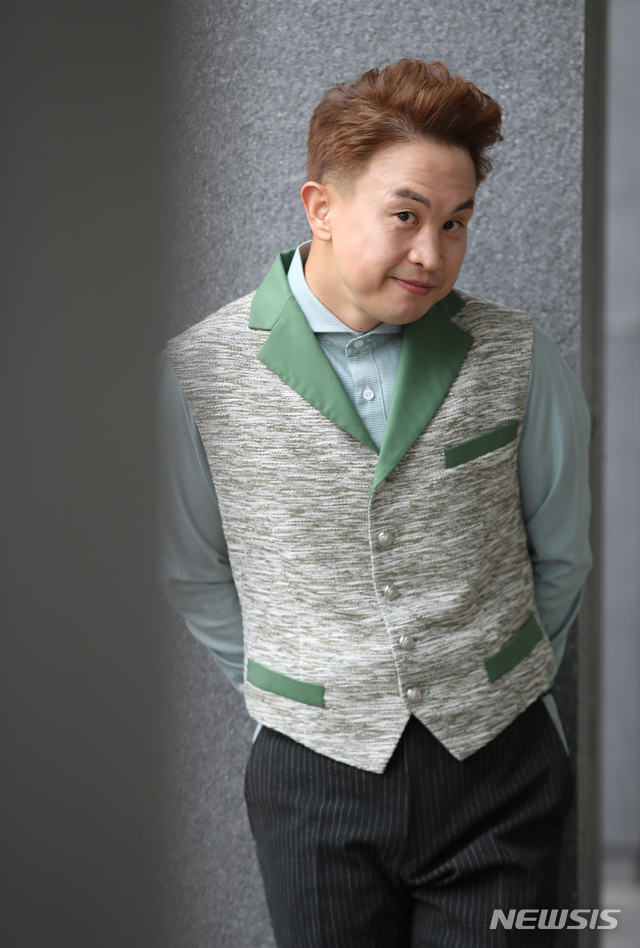 【서울=뉴시스】조수정 기자 = '어나더 뉴 스타트(Another New Start)' 등의 앨범을 발표하며 트로트 가수로 활동중인 개그맨 조원석이 23일 서울 중구 충무로 뉴시스 본사에서 인터뷰 한 뒤 포즈를 취하고 있다. 2019.10.24.chocrystal@newsis.com