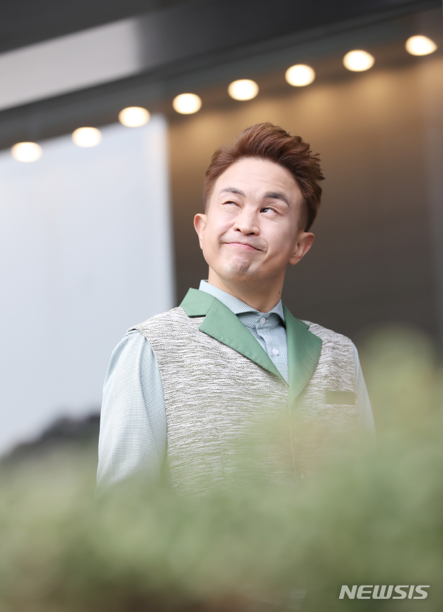 【서울=뉴시스】조수정 기자 = '어나더 뉴 스타트(Another New Start)' 등의 앨범을 발표하며 트로트 가수로 활동중인 개그맨 조원석이 23일 서울 중구 충무로 뉴시스 본사에서 인터뷰 한 뒤 포즈를 취하고 있다. 2019.10.24.chocrystal@newsis.com