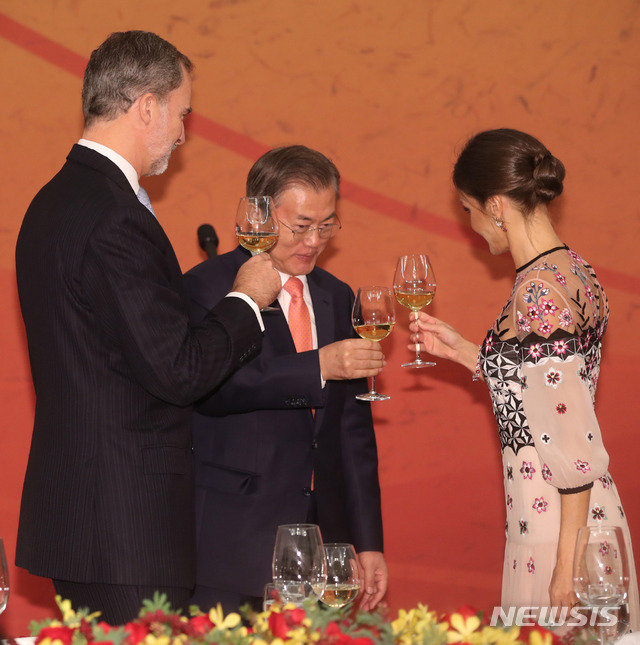 【서울=뉴시스】배훈식 기자 = 문재인 대통령이 23일 청와대 영빈관에서 펠리페 6세 스페인 국왕과 레티시아 오르티스 로카솔라노 왕비 내외와 건배를 하고 있다. 2019.10.23.  dahora83@newsis.com