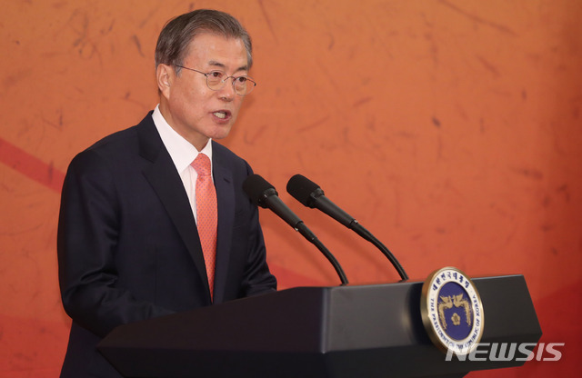 【서울=뉴시스】배훈식 기자 = 문재인 대통령이 23일 청와대 영빈관에서 열린 펠리페 6세 스페인 국왕과 레티시아 오르티스 로카솔라노 왕비 내외 국빈방문 환영만찬에 참석해 건배사를 하고 있다. 2019.10.23.  dahora83@newsis.com