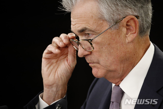 【워싱턴=AP/뉴시스】제롬 파월 미국 연방준비제도(Fed·연준) 의장이 9월18일(현지시간) 워싱턴에서 열린 연방공개시장위원회(FOMC) 회의 이후 기자회견을 열고 안경을 만지고 있는 모습. 2019.10.28. 