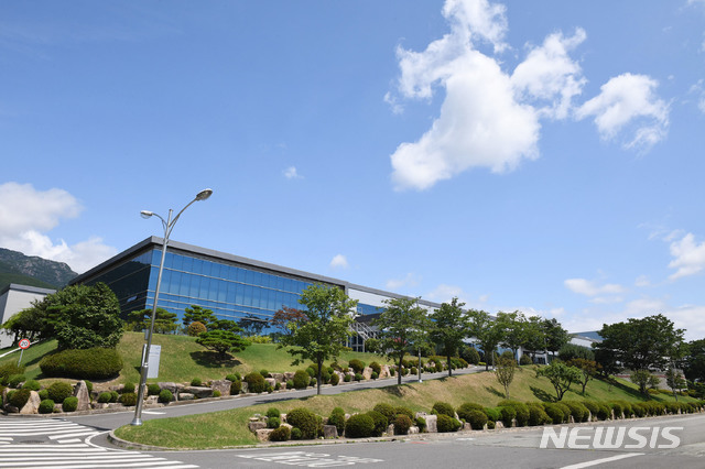 【서울=뉴시스】삼성SDI 울산사업장 내 전기차용과 ESS용 배터리를 생산하는 전지2동 전경. 2019.10.24 (사진 = 삼성SDI 제공) photo@newsis.com