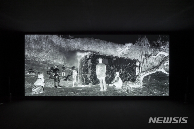 【서울=뉴시스】박찬경, 늦게 온 보살, 2019, HD 영화, 흑백, 4.1채널 사운드, 55분. 국립현대미술관 설치 전경. 사진 홍철기. 사진=국립현대미술관 제공.