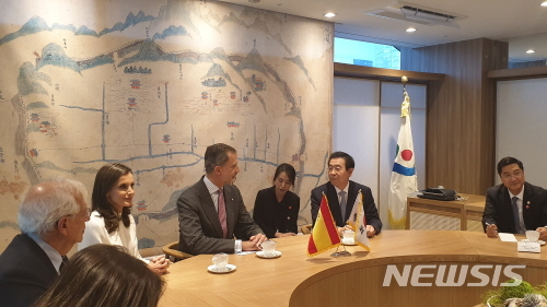 【서울=뉴시스】윤슬기 기자 = 박원순 서울시장(오른쪽에서 두번째)과 펠리페6세 스페인 국왕(왼쪽에서 3번째)이 24일 오후 12시30분께 서울시청에 방문해 면담하는 모습. 2019.10.24. yoonseul@newsis.com