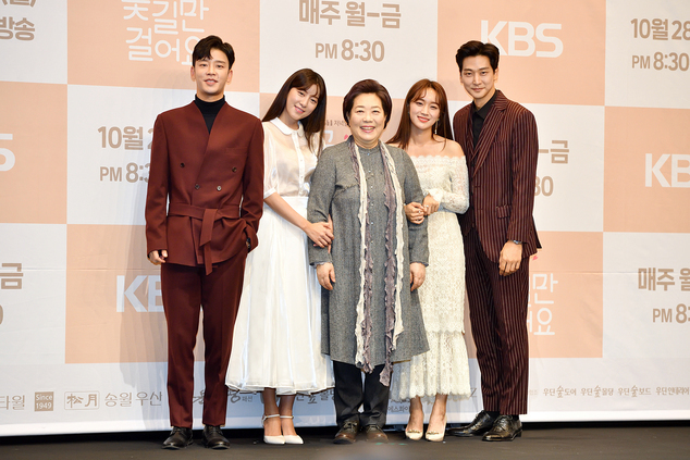 왼쪽부터 설정환, 최윤소, 양희경, 정유민, 심지호