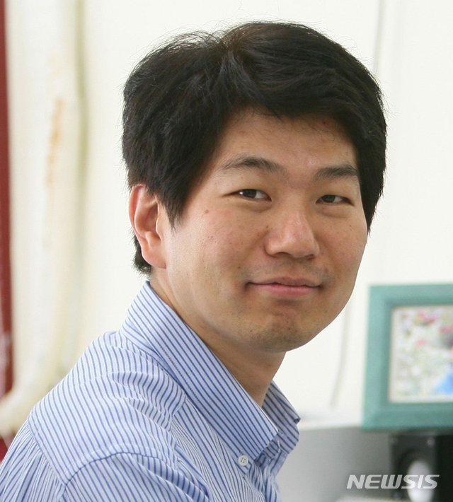 【포항=뉴시스】강진구 기자 = 포스텍(총장 김무환)은 기계공학과·융합생명공학부 김기현(사진) 교수·통합과정 이승훈씨 팀이 전남대학교 의과대학 병리과 이경화 교수, 광주과학기술원 의생명공학과 정의헌 교수, 연세대학교 의과대학 신경외과 김의현 교수와 공동연구를 통해 뇌종양과 정상 뇌 조직을 구별할 수 있는 실시간 고선명도 세포영상기술을 개발했다고 24일 밝혔다.2019.10.24.(사진=포스텍 제공) photo@newsis.com