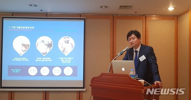 【서울=뉴시스】박정규 기자=글로벌 마이크로니들 1위 기업인 라파스는 24일 서울 여의도에서 기자간담회를 열고 다음달 코스닥시장 상장을 추진 계획을 밝혔다. 정도현 라파스 대표이사는 "이번 상장을 통해 일반의약품, 전문의약품, 백신 등 의약품 사업으로 시장을 확대해 지속 성장할 것"이라고 포부를 내비쳤다.2019.10.24 pjk76@newsis.com