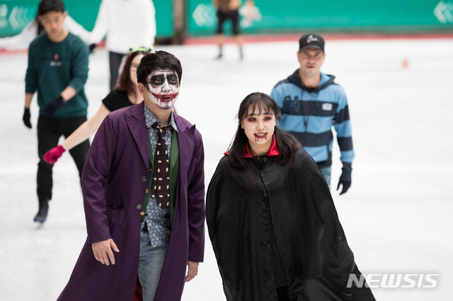 【서울=뉴시스】롯데월드 아이스링크 '핼러윈데이'