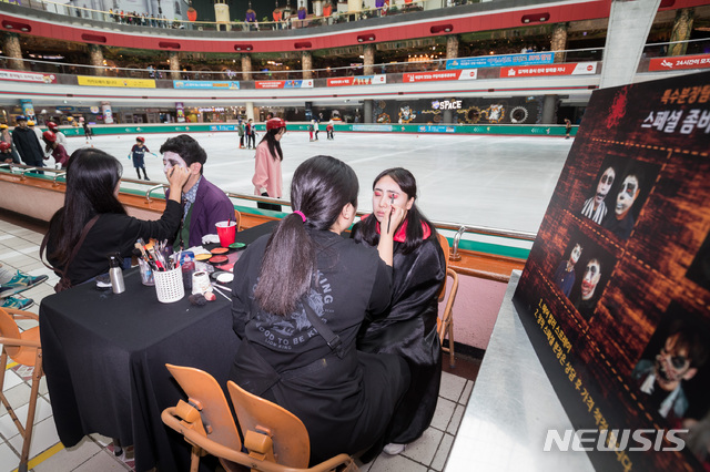 【서울=뉴시스】롯데월드 아이스링크 '핼러윈데이'