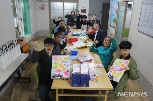 【포항=뉴시스】강진구 기자 = 포스코 1%나눔재단은 경북 포항지역 장애인 거주·이용시설을 리모델링해 지역상생을 실천했다고 24일 밝혔다.사진은 이날 경북 포항시 흥해 사회복지시설 ‘사랑의동산’에서 열린 희망공간 현판식.2019.10.24.(사진=포스코 제공) photo@newsis.com