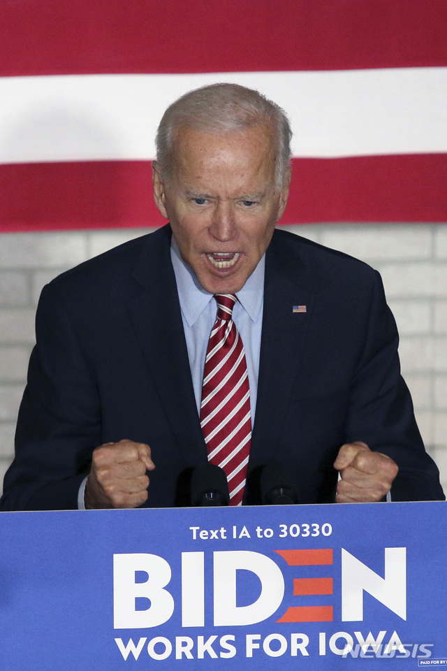 【웨스트포인트(미 아이오와주)=AP/뉴시스】조 바이든 전 미 부통령이 지난 23일 아이오와주 웨스트포이트에서 선거 유세를 펼치고 있다. 바이든 전 부통령은 27일 미 CBS 방송 '60분' 프로와의 인터뷰에서 도널드 트럼프 대통령이 딸과 사위를 백악관 고문으로 일하도록 한 것을 비난하며 재러드 쿠슈너는 자격이 없다고 말했다. 2019.10.28