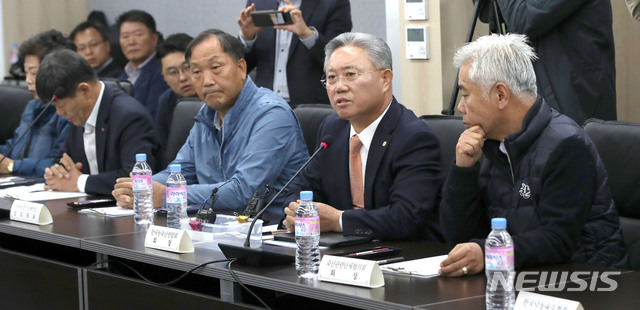 【서울=뉴시스】김선웅 기자 = 임영호(오른쪽 두 번째) 한국농축산연합회 회장, 한국농업인단체연합, 축산관련단체협의회 등 농업단체 관계자들이 24일 오전 서울 영등포구 여의도 나라키움 여의도빌딩에서 김용범 기획재정부 1차관 등 정부 관계자들과 간담회를 하고 있다. 2019.10.24. mangusta@newsis.com