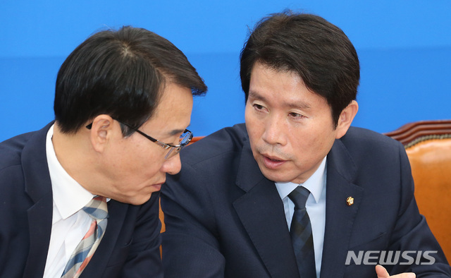 【서울=뉴시스】이종철 기자 = 이인영(오른쪽) 더불어민주당 원내대표가 24일 오전 서울 여의도 국회에서 열린 정책조정회의에서 이원욱 원내수석부대표와 의견을 나누고 있다. 2019.10.24.jc4321@newsis.com