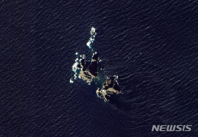 【서울=뉴시스】한국항공우주연구원은 독도의 날(10월 25일)을 맞아 아리랑위성 3호와 아리랑위성 3A호가 촬영한 독도 위성사진을 24일 공개했다. 이번에 공개한 독도 위성사진은 아리랑위성 3호가 지난 6월 20일 촬영한 여름 독도의 모습과 아리랑위성 3A호가 10월 8일 촬영한 가을 독도의 모습이다. 2019.10.24. (사진=한국항공우주연구원 제공) photo@newsis.com
