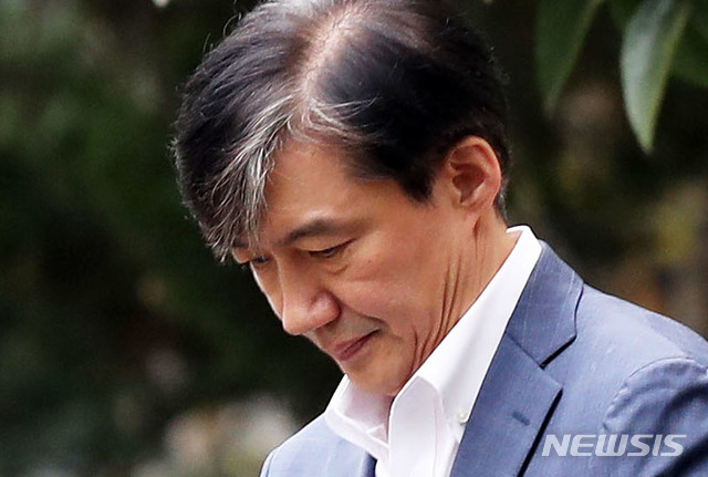 【서울=뉴시스】홍효식 기자 = 조국 전 법무부 장관이 지난달 24일 오전 서울 서초구 방배동 자택을 나서고 있다. 2019.10.24. yesphoto@newsis.com