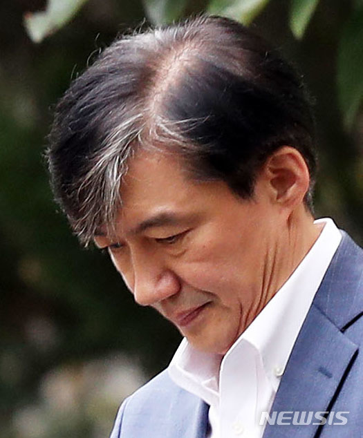 【서울=뉴시스】홍효식 기자 = 조국 전 법무부 장관이 지난달 24일 오전 서울 서초구 방배동 자택을 나서고 있다. 2019.10.24. yesphoto@newsis.com