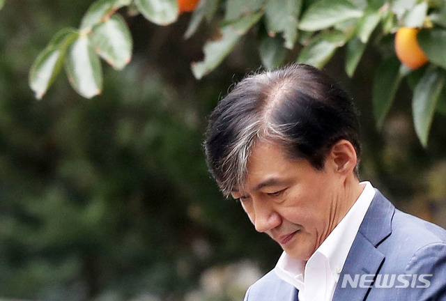 【서울=뉴시스】홍효식 기자 = 조국 전 법무부 장관이 지난달 24일 오전 서울 서초구 방배동 자택을 나서고 있다. 2019.10.24. yesphoto@newsis.com