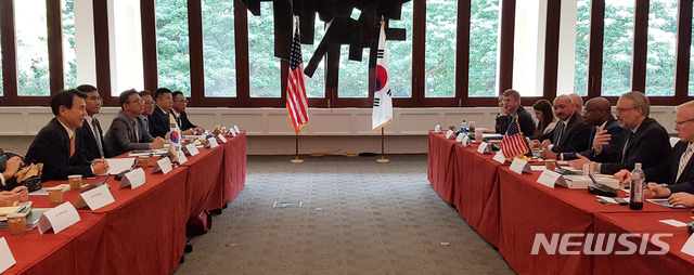 【서울=뉴시스】우리측 수석대표인 정은보 한·미 방위비분담협상 대사가 23일(현지시각) 미국 하와이 호놀룰루에서 열린 제11차 한·미 방위비분담금특별협정(SMA) 2차 회의에서 미국 측 수석대표인 제임스 드하트 미 국무부 정치군사국 선임보좌관이 논의하고 있다. 2019.10.24. (사진=외교부 제공) photo@newsis.com