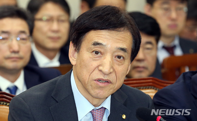 【서울=뉴시스】이종철 기자 = 이주열 한국은행 총재가 24일 오전 서울 여의도 국회에서 열린 기획재정위 종합감사에서 의원 질의에 답변하고 있다. 2019.10.24.jc4321@newsis.com