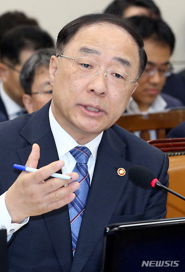 【서울=뉴시스】이종철 기자 = 홍남기 경제부총리 겸 기획재정부 장관이 24일 오전 서울 여의도 국회에서 열린 기획재정위 종합감사에서 의원 질의에 답변하고 있다. 2019.10.24.jc4321@newsis.com