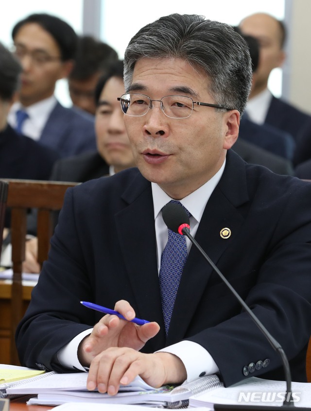 【서울=뉴시스】김명원 기자 = 민갑룡 경찰청장이 24일 오후 서울 여의도 국회 행정안전위원회에서 열린 행정안전부 중앙선거관리위원회 인사혁신처 경찰청 소방청 종합 국정감사에서 의원들의 질의에 답변하고 있다. 2019.10.24. kmx1105@newsis.com