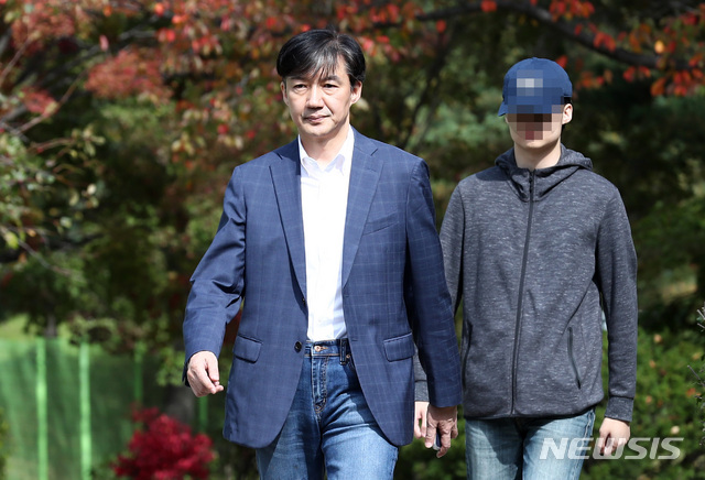 【의왕=뉴시스】이영환 기자 = 조국 전 법무부 장관이 24일 오전 경기 의왕시 서울구치소에서 부인 정경심 교수 접견을 마친 후 구치소를 나서고 있다. 2019.10.24.&nbsp; 20hwan@newsis.com