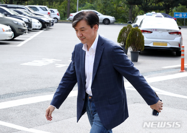 【의왕=뉴시스】이영환 기자 = 조국 전 법무부 장관이 부인 정경심 교수 접견을 하기 위해 24일 오전 경기 의왕시 서울구치소로 들어서고 있다. 2019.10.24.&nbsp; 20hwan@newsis.com