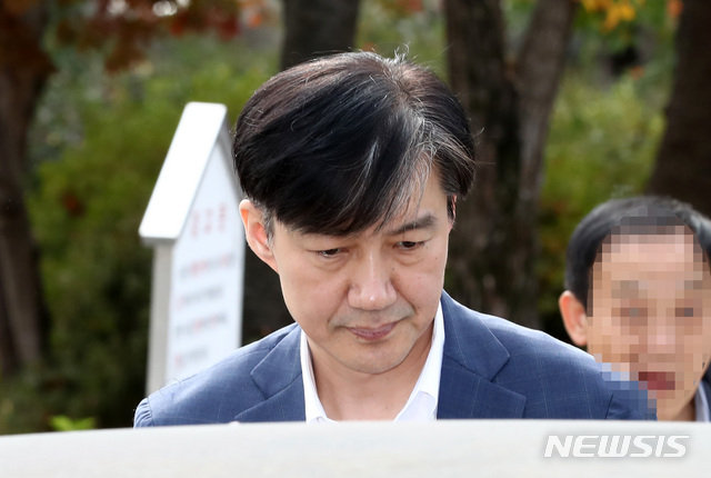 【의왕=뉴시스】이영환 기자 = 조국 전 법무부 장관이 부인 정경심 교수 접견을 하기 위해 24일 오전 경기 의왕시 서울구치소에 도착해 차에서 내리고 있다. 2019.10.24.&nbsp; 20hwan@newsis.com