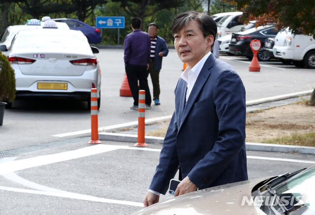 【의왕=뉴시스】이영환 기자 = 조국 전 법무부 장관이 부인 정경심 교수 접견을 위해 24일 오전 경기 의왕시 서울구치소로 들어서고 있다. 2019.10.24. 20hwan@newsis.com