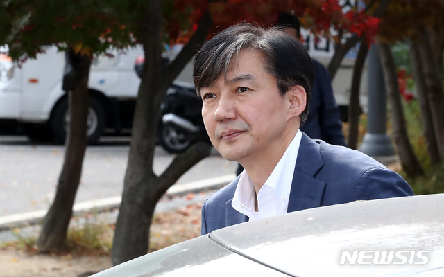 【의왕=뉴시스】이영환 기자 = 조국 전 법무부 장관이 부인 정경심 교수 접견을 위해 24일 오전 경기 의왕시 서울구치소로 들어서고 있다. 2019.10.24. 20hwan@newsis.com