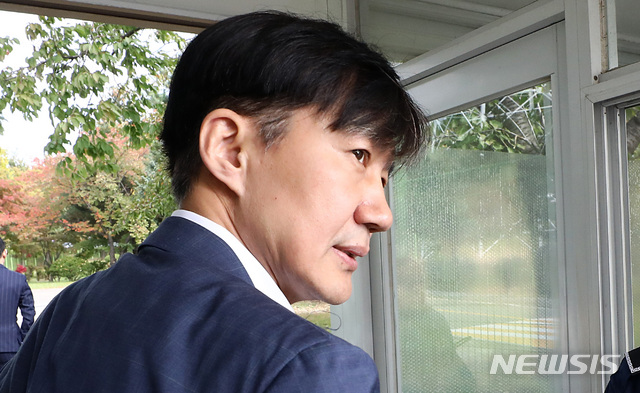 【의왕=뉴시스】이영환 기자 = 조국 전 법무부 장관이 부인 정경심 교수 접견을 하기 위해 24일 오전 경기 의왕시 서울구치소로 들어서고 있다. 2019.10.24.&nbsp; 20hwan@newsis.com