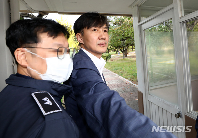 【의왕=뉴시스】이영환 기자 = 조국 전 법무부 장관이 부인 정경심 교수 접견을 하기 위해 24일 오전 경기 의왕시 서울구치소로 들어서고 있다. 2019.10.24.&nbsp; 20hwan@newsis.com