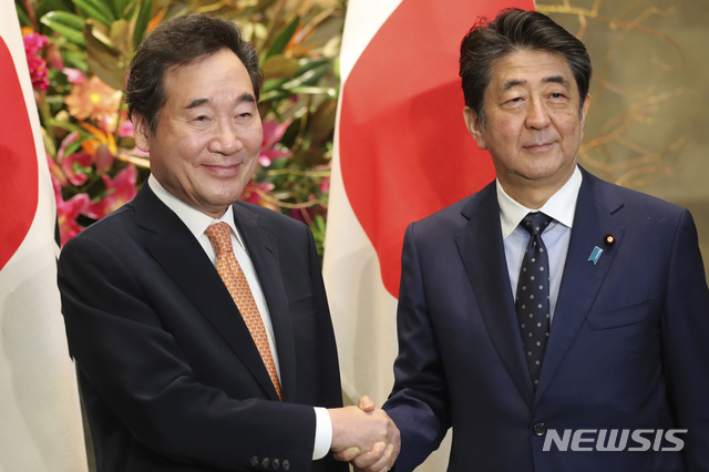【도쿄=AP/뉴시스】이낙연(왼쪽) 국무총리가 24일 도쿄 총리관저에서 아베 신조 일본 총리를 만나 회담 전 악수하고 있다. 외교부 관계자는 "두 총리가 한일관계에 관해 중요한 이웃국가로서 한일관계의 어려운 상태를 이대로 방치할 수 없다는 데 인식을 같이했다"라며 "북한 문제와 관련해서도 한일, 한미일 공조가 중요하다는 데 공감대를 형성했다"라고 말했다. 이낙연 총리와 아베 신조(安倍晋三) 일본 총리와의 회담을 계기로 악화한 한·일관계 개선을 위한 돌파구가 마련될 수 있을지 주목된다. 2019.10.24.