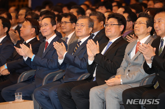 【군산=뉴시스】 박영태 기자 = 문재인 대통령이 24일 전라북도 군산시 명신 군산 공장에서 열린 전북 군산형 일자리 상생협약식에 참석, 박수를 치고 있다. 왼쪽부터 강임준 군산시장, 송하진 전북도지사, 문 대통령, 이태규 (주)명신 대표, 강영권 에디슨모터즈 회장, 손학규 바른미래당 대표. 2019.10.24.since1999@newsis.com
