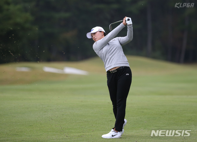 【서울=뉴시스】고진영이 24일 부산시 기장군에 위치한 LPGA 인터내셔널 부산에서 열린 BMW Ladies Championship 2019 1라운드 4번홀에서 아이언샷을 하고 있다. 2019.10.24. (사진=KLPGA 제공) photo@newsis.com